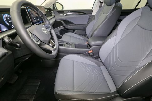 New 2025 Volkswagen Tiguan SE image 25