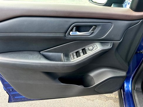 Used 2023 Nissan Rogue SV image 9