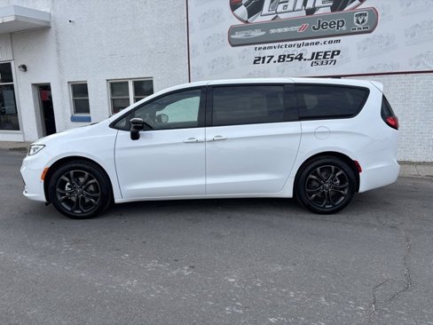New 2026 Chrysler Pacifica Select image 4