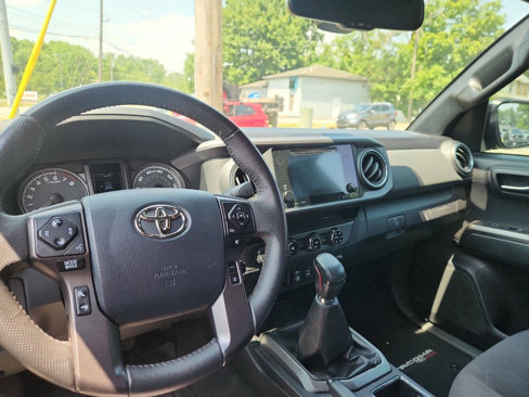 Used 2018 Toyota Tacoma TRD Off-Road image 8