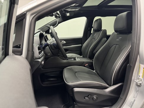 New 2026 Chrysler Pacifica Limited image 16