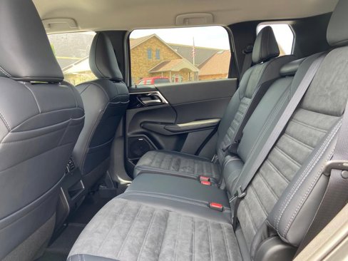 New 2025 Mitsubishi Outlander SE image 16
