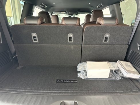 New 2025 Nissan Armada SL w/ Captain's Chari Seat Package image 9