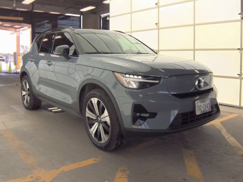 Used 2023 Volvo XC40 Recharge Plus image 3