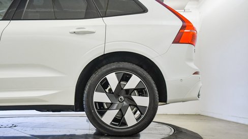 Certified 2025 Volvo XC60 T8 Plus w/ Protection Package Premier image 11