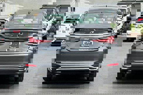 Certified 2025 Lexus ES 300h w/ Luxury Package image 8