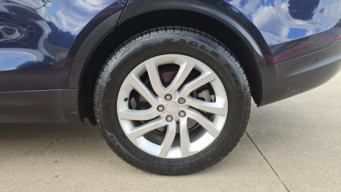 Used 2018 Land Rover Discovery HSE image 16