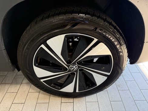 Certified 2025 Volkswagen Taos SE image 32