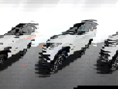 Used 2025 Jeep Compass Trailhawk image 3