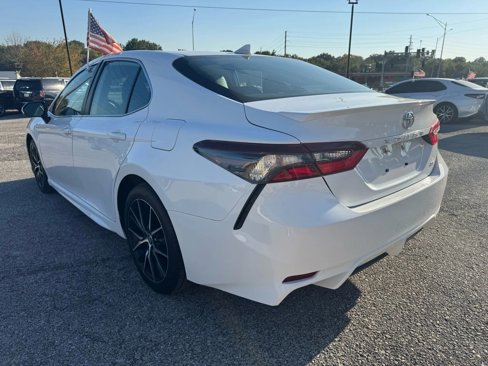 Used 2022 Toyota Camry SE image 2