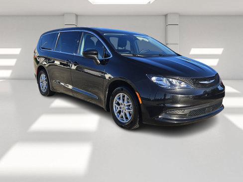 Used 2023 Chrysler Voyager LX image 7