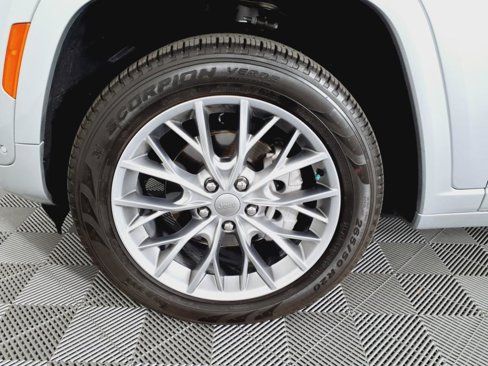 Used 2024 Jeep Grand Cherokee Summit w/ Luxury Tech Group V image 7