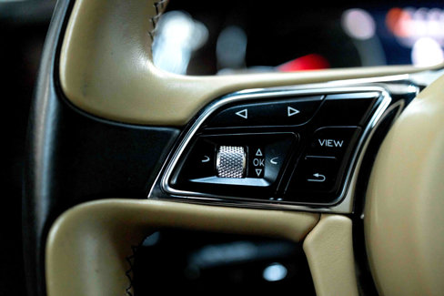 Used 2018 Bentley Bentayga image 60