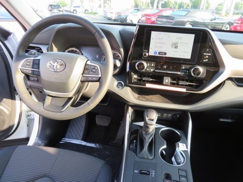 New 2025 Toyota Highlander LE image 26