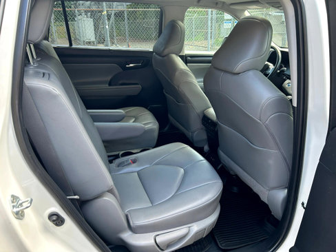 Used 2021 Toyota Highlander XLE image 18