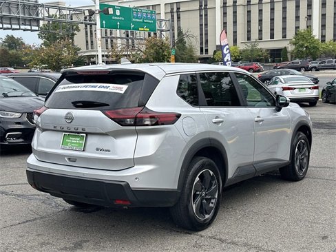 Used 2024 Nissan Rogue SV image 2