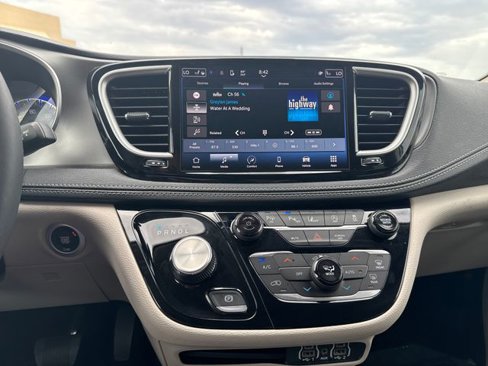 New 2024 Chrysler Pacifica Touring-L image 17