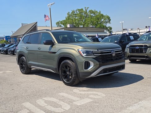 New 2025 Volkswagen Atlas Peak Edition SE image 2