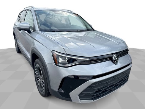 Certified 2025 Volkswagen Taos SE image 2