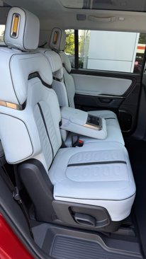 Used 2025 Rivian R1S Adventure image 34
