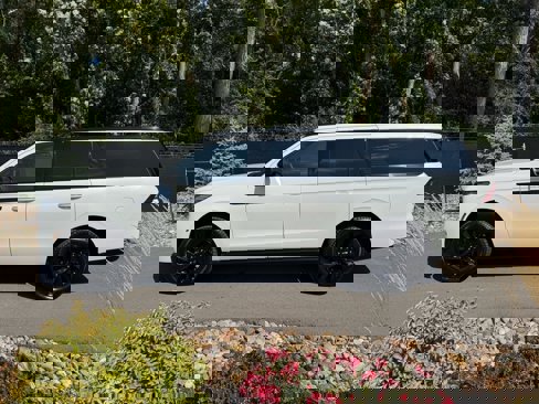 New 2025 Lincoln Navigator L Reserve image 2