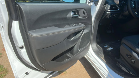 New 2026 Chrysler Pacifica Select image 15