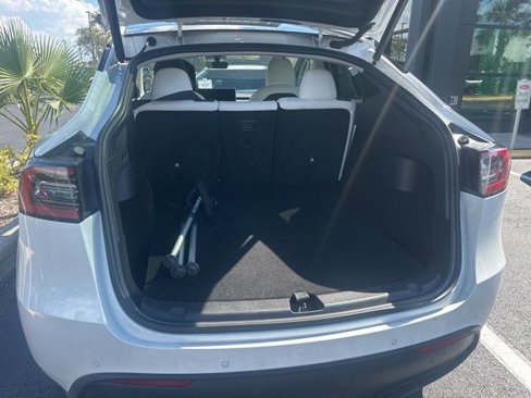 Used 2022 Tesla Model Y Long Range image 7