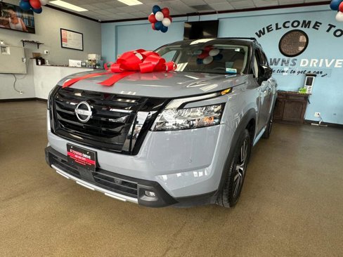 Used 2023 Nissan Pathfinder Platinum w/ Black Appearance Package image 5