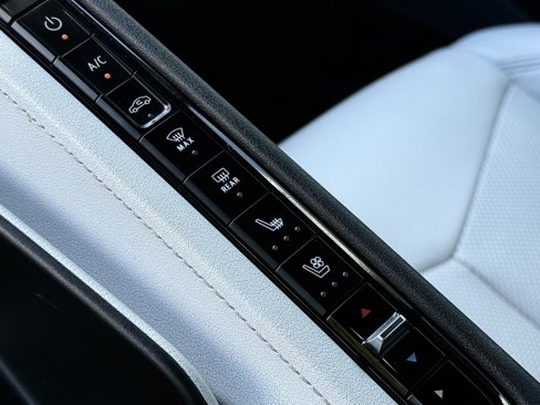 Used 2022 Chevrolet Corvette Stingray Preferred Cpe w/ Body-Color Dual Roof Package image 31
