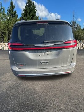 Used 2021 Chrysler Pacifica Touring-L image 7