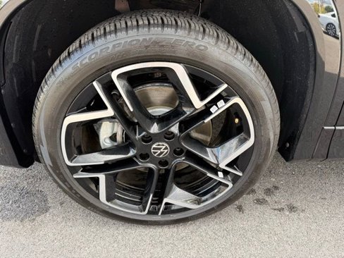 Certified 2025 Volkswagen Tiguan SEL R-Line image 36
