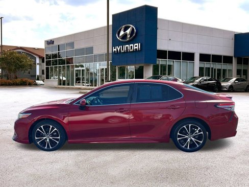 Used 2019 Toyota Camry SE image 2