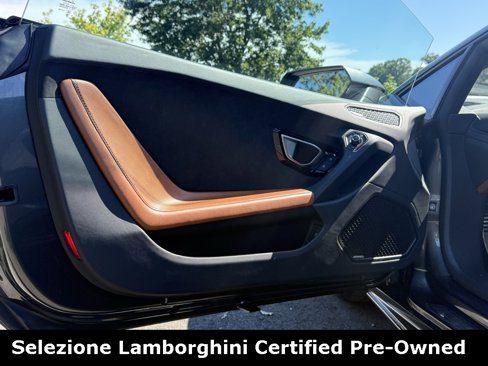 Used 2021 Lamborghini Huracan EVO image 12