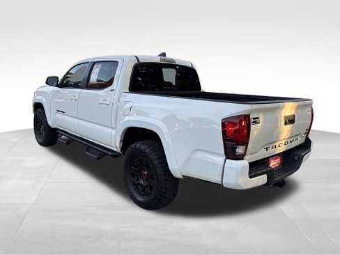 Used 2022 Toyota Tacoma SR5 w/ Technology Package image 3