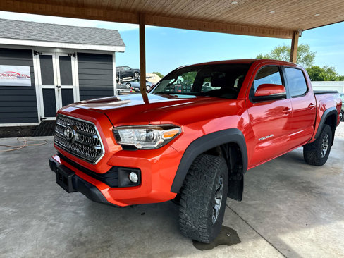 Used 2017 Toyota Tacoma TRD Off-Road image 3