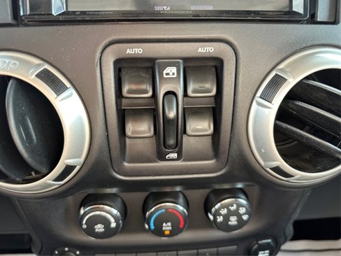 Used 2017 Jeep Wrangler Unlimited Rubicon w/ Connectivity Group image 37