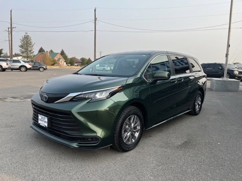 Used 2024 Toyota Sienna LE image 3