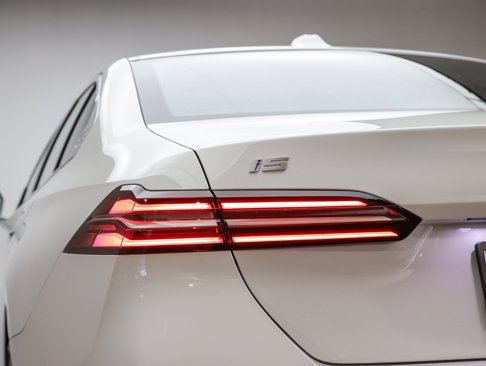 New 2026 BMW i5 eDrive40 w/ Premium Package image 9