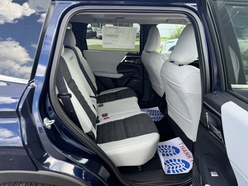 New 2025 Mitsubishi Outlander SE image 30