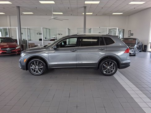 Used 2022 Volkswagen Tiguan SE image 2