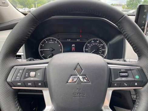 New 2025 Mitsubishi Outlander AWD image 14