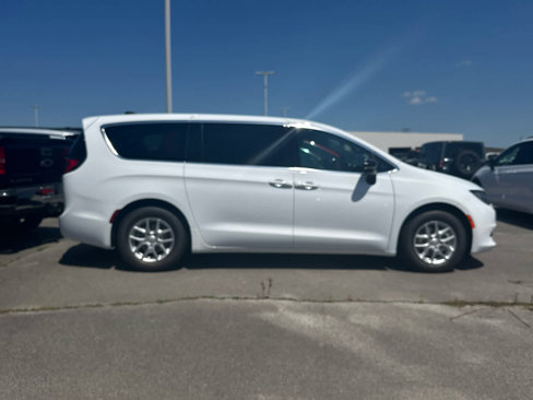 New 2026 Chrysler Voyager LX image 9