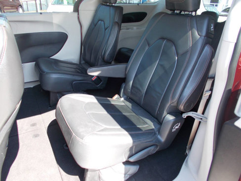 Used 2017 Chrysler Pacifica Touring-L image 6