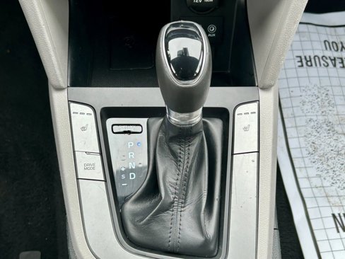 Used 2020 Hyundai Elantra Limited image 22