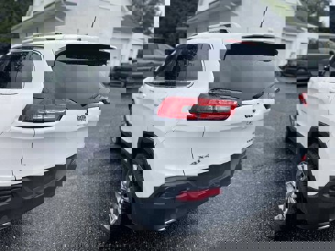 Used 2017 Jeep Cherokee Limited image 5