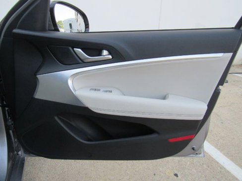 Used 2025 Genesis G70 2.5T image 18