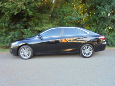 Used 2017 Toyota Camry SE image 2