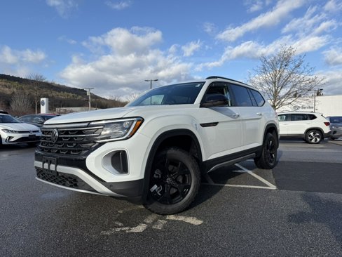New 2025 Volkswagen Atlas Peak Edition SE image 1