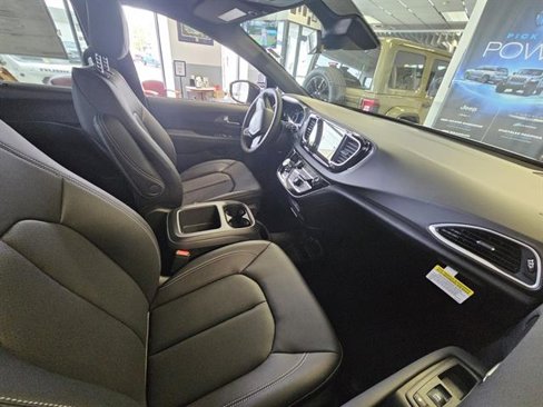 New 2026 Chrysler Voyager LX image 6