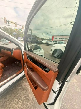 Used 2022 Porsche Cayenne w/ Premium Package image 22